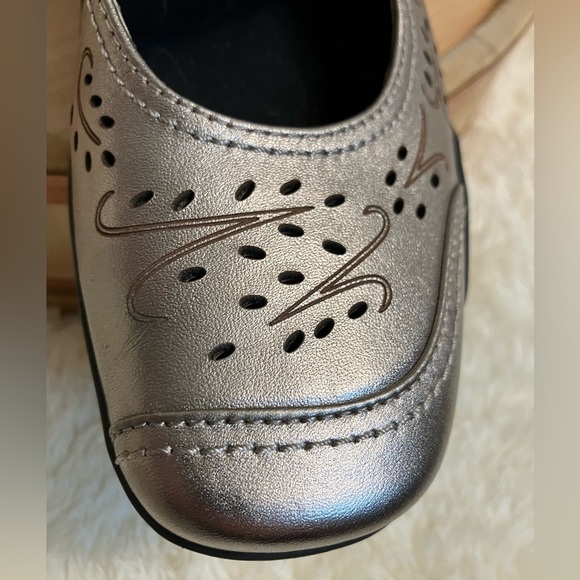 EUC Ros Hommerson Chelsea Mary Janes Metallic Leather Flats Sz 7.5 Extra Narrow - Picture 6 of 8